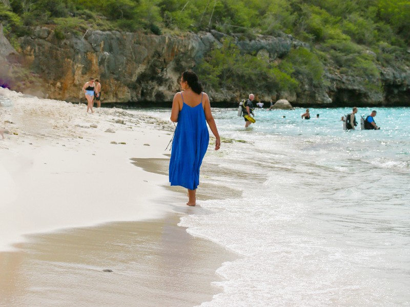 Het palmenstrand Cas Abou wordt omzoomd door rotsen. Ook kun je hier goed snorrkelen, maar bovenal is het een heerlijk ontspannen familiestrand