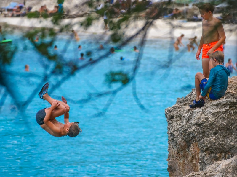 Kinderen springen eindeloos van de rotsen bij Grote Knip