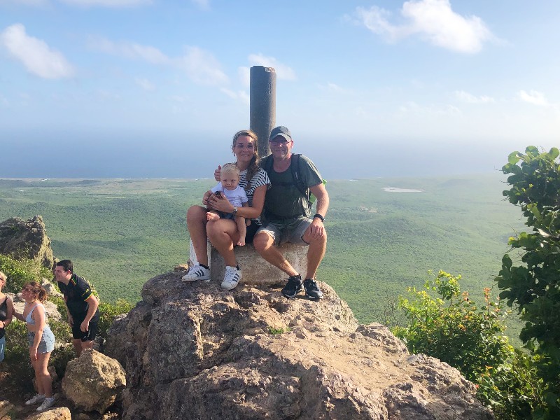 Gezin op de top van de Sint Christoffelberg op Curacao