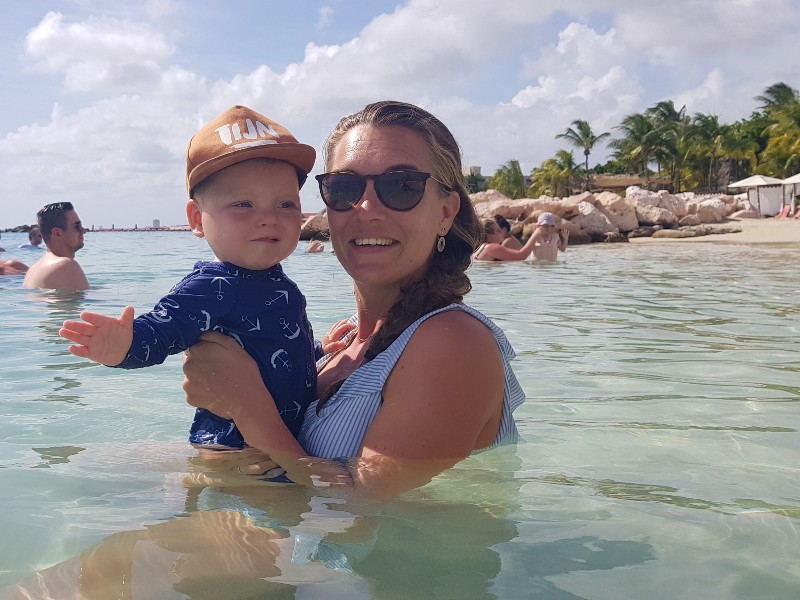 Met baby in zee op Curacao