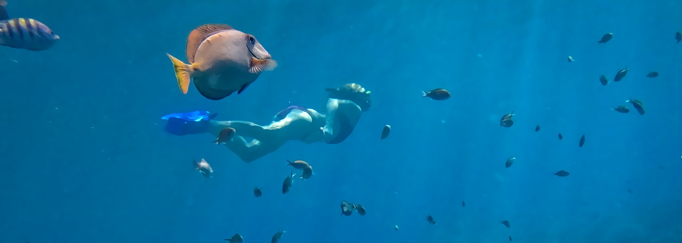 Elisabeth snorkelt tussen de vissen bij Tug Boat Beach op Curaçao