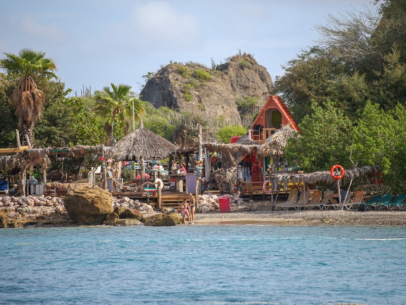 Tugboat Beach vanaf het water gezien.