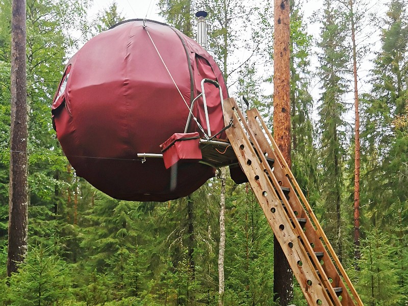 de Supermane hangend in de boom