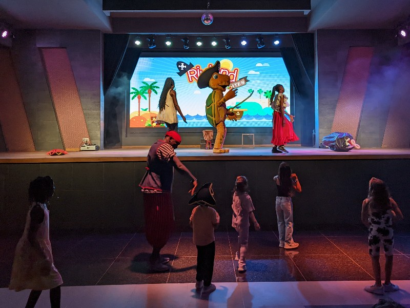 Dansen met de mascotte