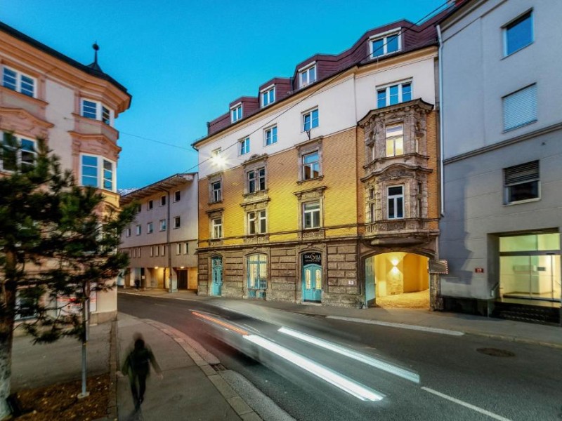 het hotel aan de straatkant