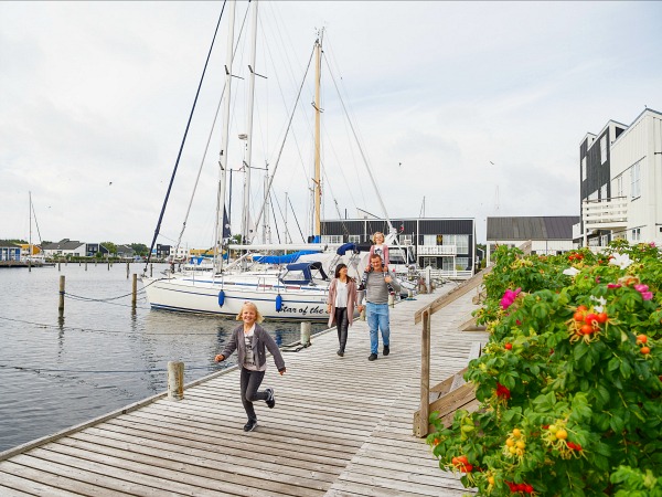 Gezin op de steiger van Landal Ebeltoft