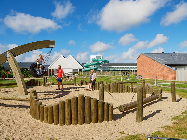 Kids spelen in de speeltuin van Landal Grønhøj Strand.