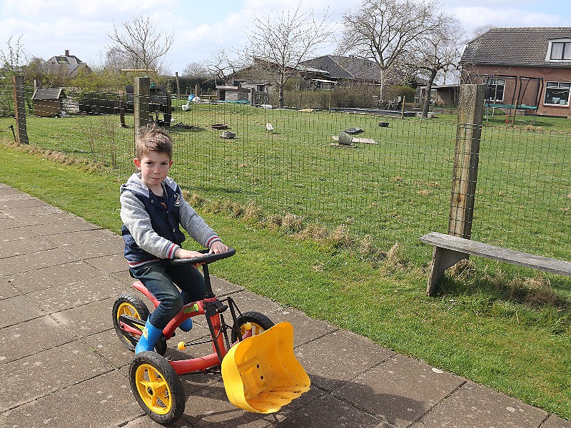Eén van de vele fietsjes, skelters en tractortjes