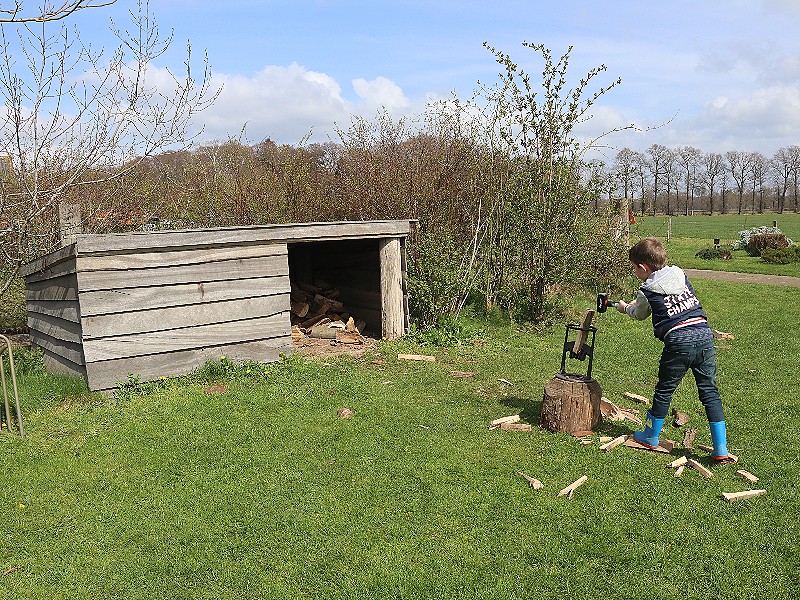 Eerst hout hakken voor het kampvuur.