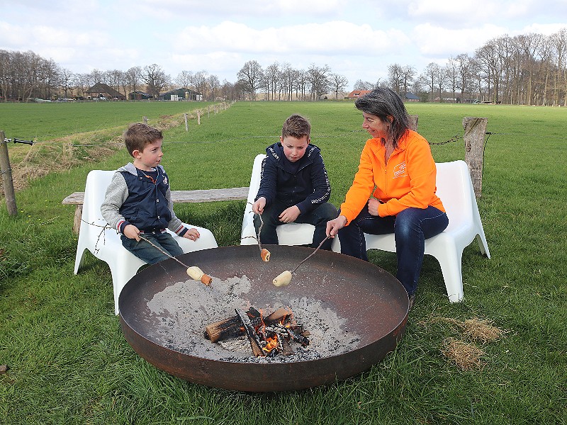 Broodjes en marshmallows roosteren boven het kampvuur!