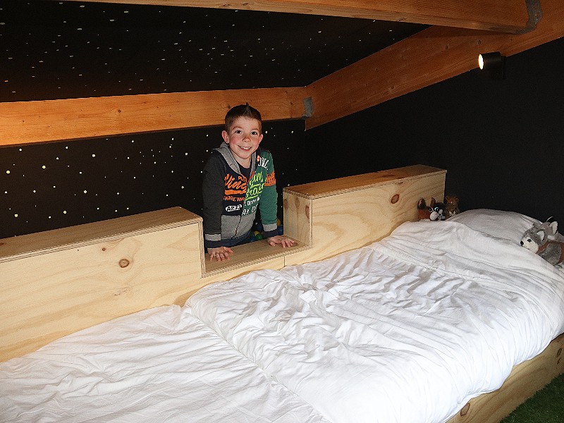 Achter dit muurtje zit dus gewoon een ballenbak! Kijk hem trots zijn!