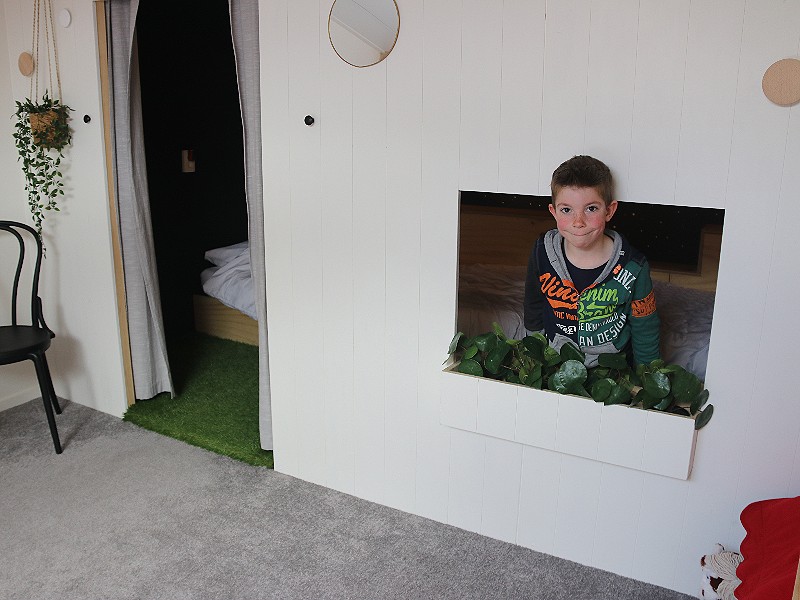 ....en een raampje met plantenbak!