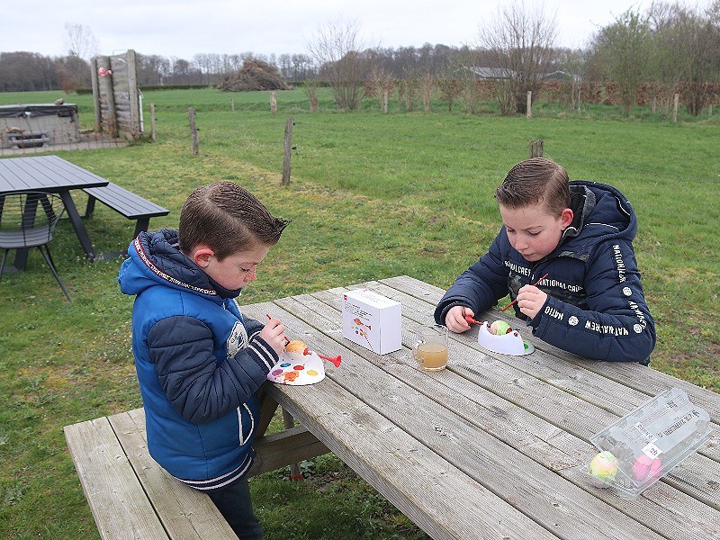 Paaseieren verven voor de paasbrunch.
