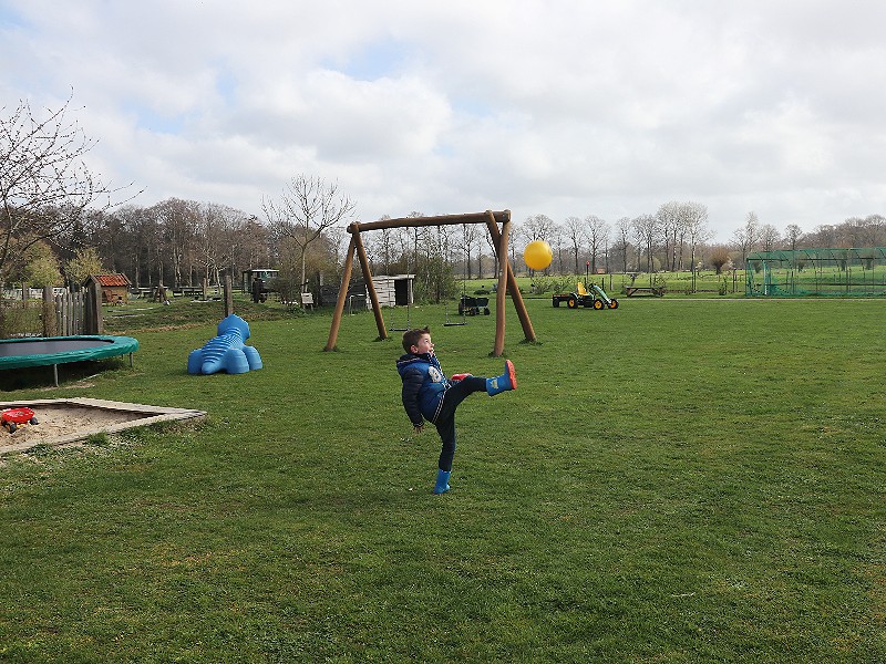 Op dit veld kun je wel een balletje trappen! Ook is er een volleybalnet.