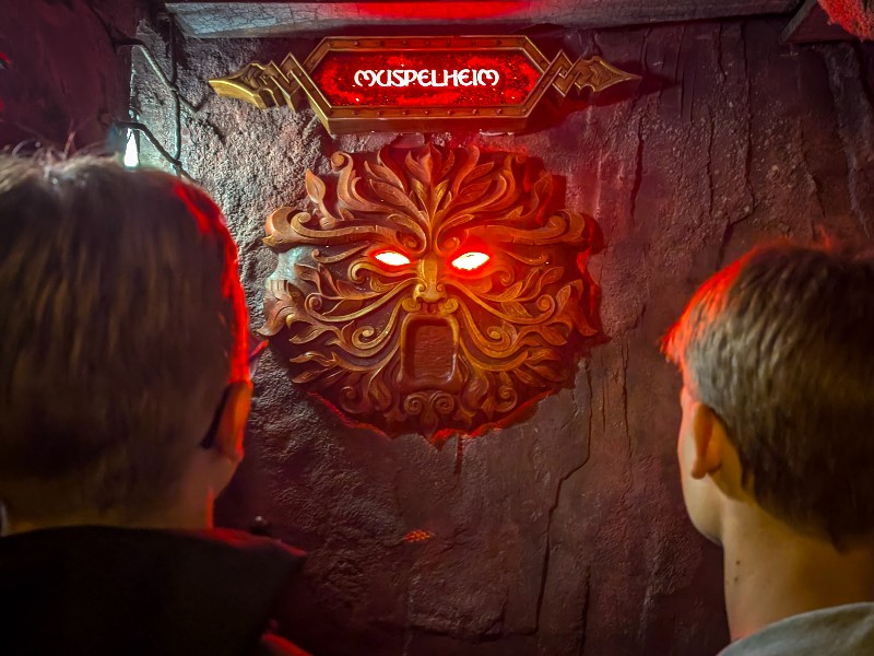Mooie decoraties in de wachtrij van de Wodan achtbaan