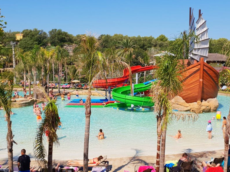 Een van de zwembaden in het waterpark van camping el delfin verde.