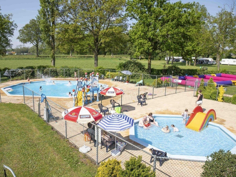 Het gezellige buitenbad van Recreatiepark Den Blanken