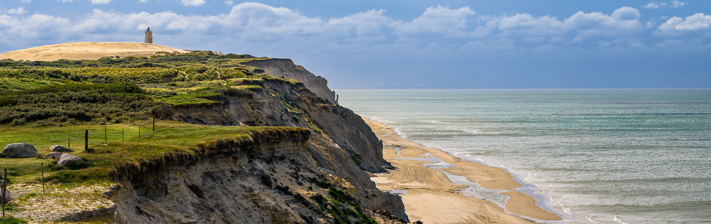 De kust van Denemarken kent vele gezichten. Van witte krijtrotsen, tot brede zandstranden.