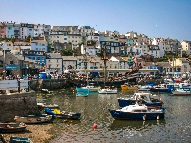 De haven van het pittoreske vissersplaatsje Brixham