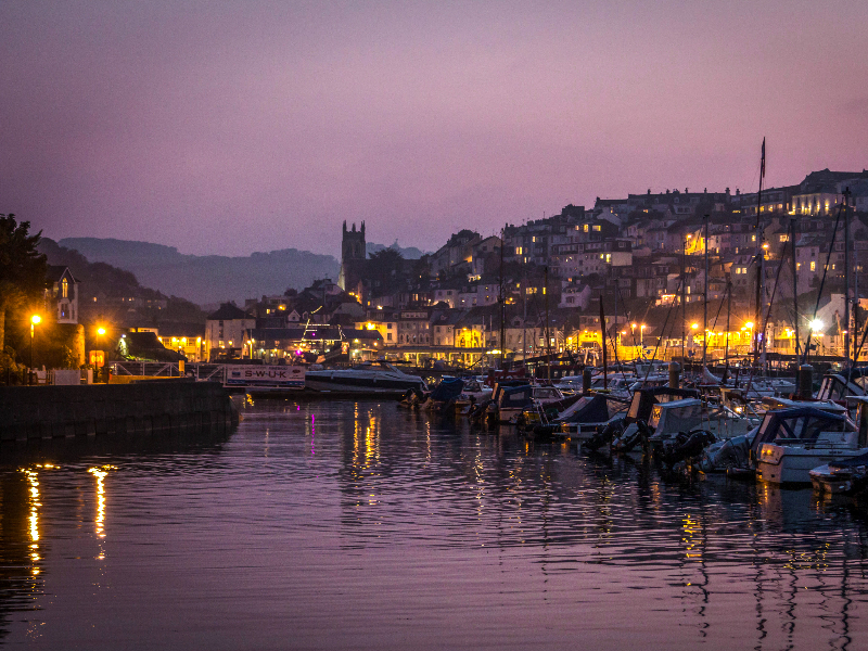 De avond valt in het pittoreske Brixham in Devon