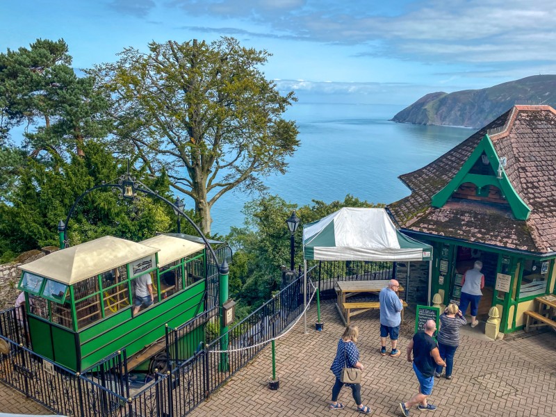 De kabelspoorweg van Lynton met mooi uitzicht over de kust van Devon, Engeland