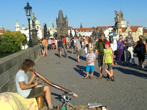 Straatmuzikant met didgeridoo op de Karelsbrug