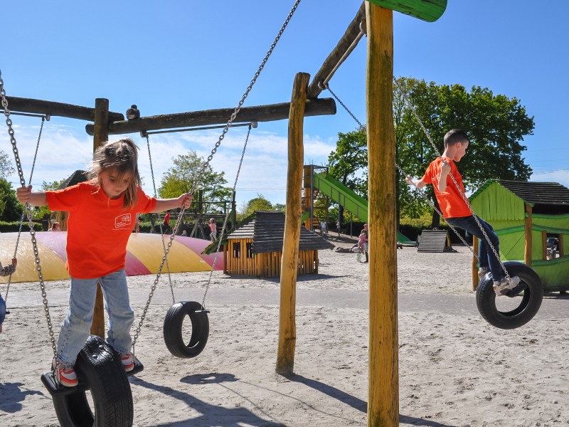 De kinderen spelen lekker in de grote speeltuin van Dierenrijk