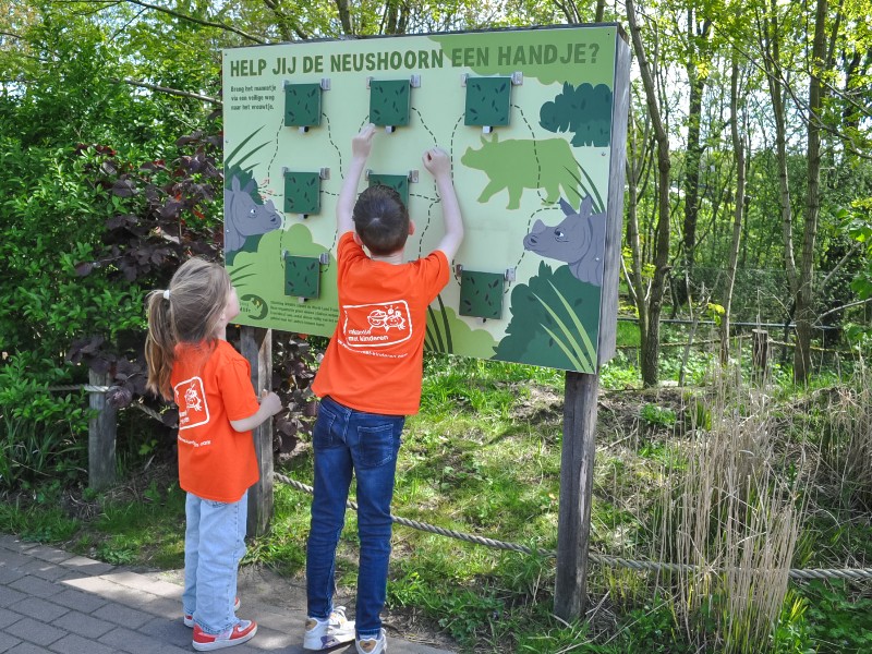 De kinderen van Simone bekijken hoe ze de Neushoorn in dierentuin Dierenrijk kunnen helpen