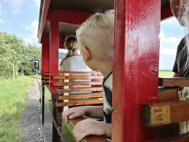 Met het dieseltreintje het park door