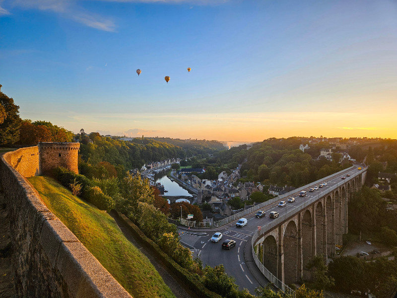 Luchtballonnen boven de rivier in Dinan