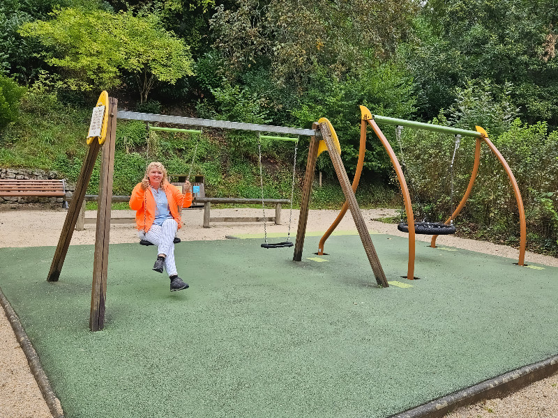 Schommelen in de speeltuin van Dinan