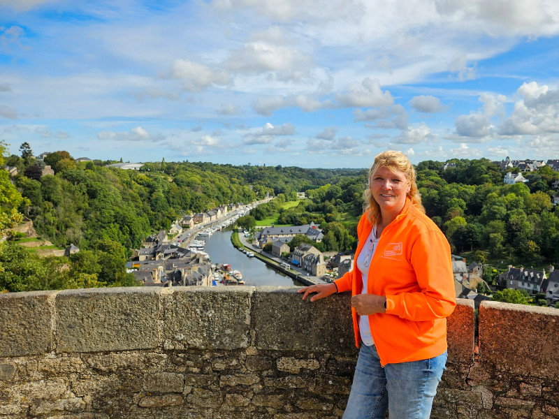 Sabine voor uitzicht over de rivier de Rance bij Dinan