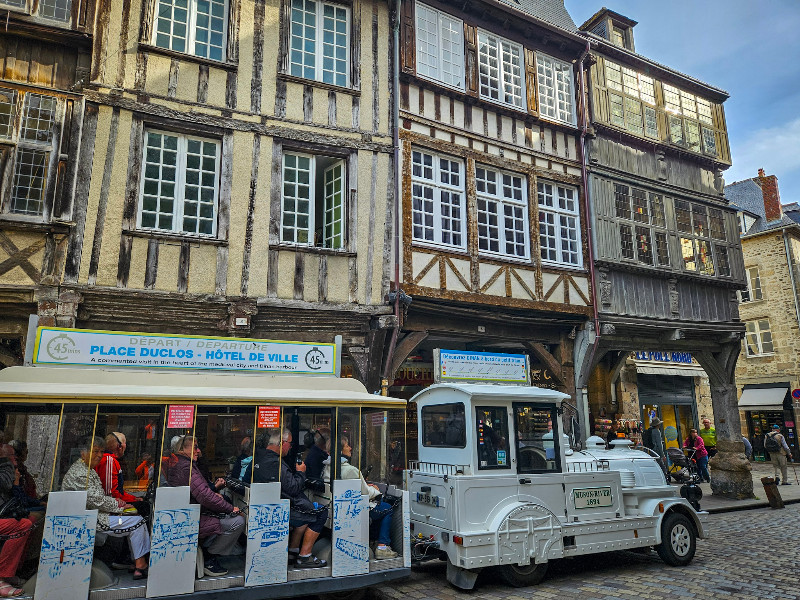 Er rijdt ook een toeristentreintje door Dinan