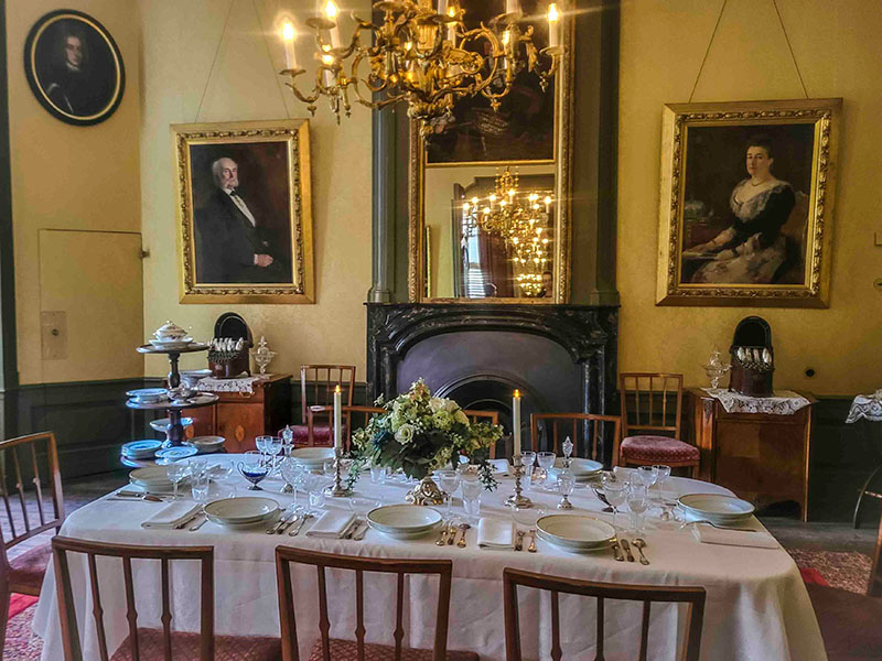 Gedekte eettafel in het Kasteel Rosendael