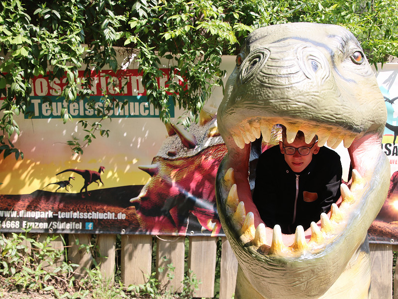 Zeb wordt opgeslokt door in dino