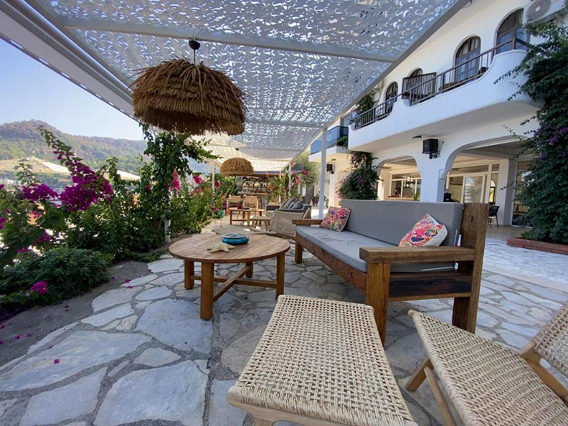 Geniet op het terras met mooi uitzicht bij het Diplomat Hotel in Turunç