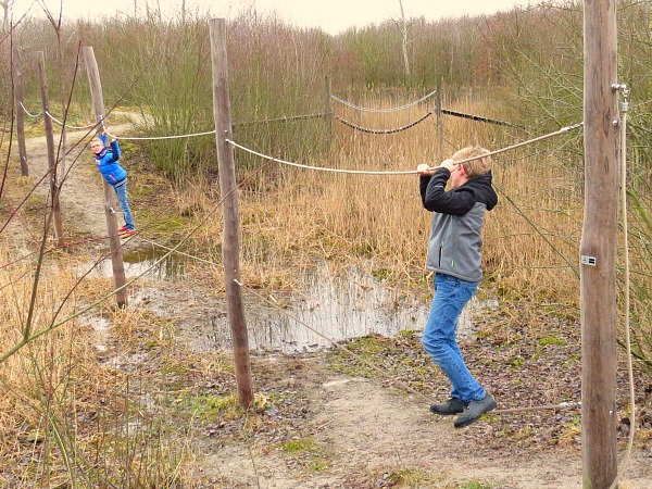 Een touwbrug is één van de hindernissen op het Dirk Drift pad