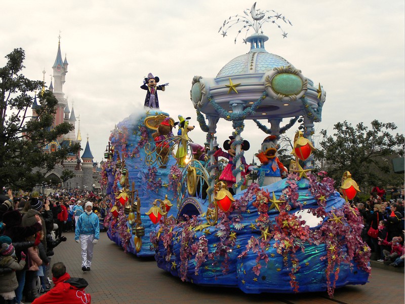 Mickey en vriendjes in de parade