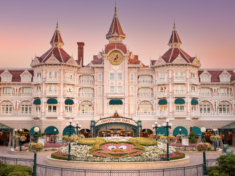 In dit prachtige hotel kan je overnachten. Maar er zijn nog meer mooie hotels in Disneyland Paris... In dit prachtige hotel kan je overnachten. Maar er zijn nog meer mooie hotels in Disneyland Paris...