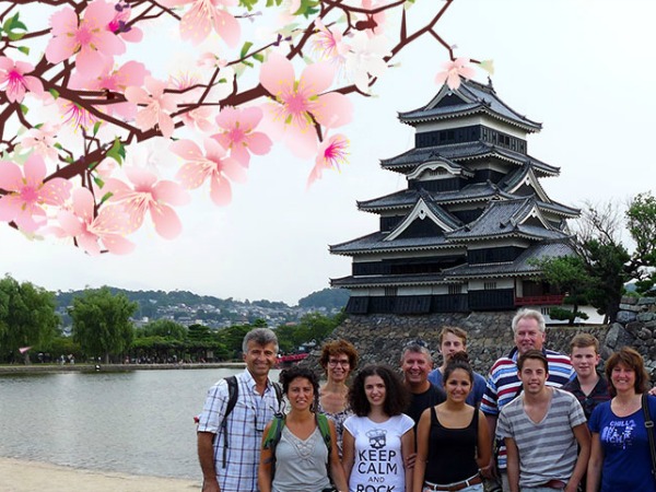 Poseren voor een mooie tempel in Japan