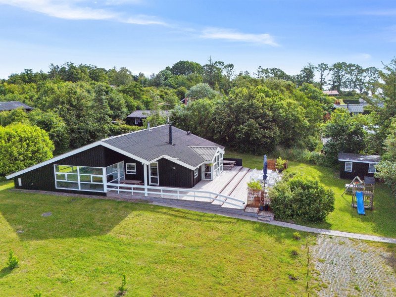 Vakantiehuis in Djursland Ebeltoft met speeltoestel in de tuin en binnen zwembad.