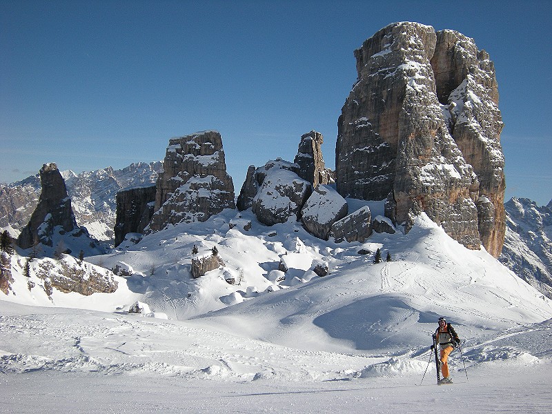 De man van onze reporter Cindy tijdens een wintersport in het kindvriendelijke gebied Dolomiti Superski, hier tijdens de beroemde Sella Ronda