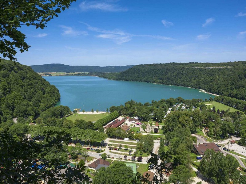 Luchtfoto van Lac de Chalain en de camping