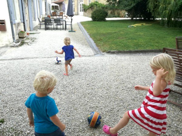 Spelende kinderen bij Domaine de la Laigne