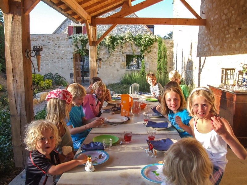 Kinderen zitten lekker te smullen na een lange dag spelen op Domaine de la Porte