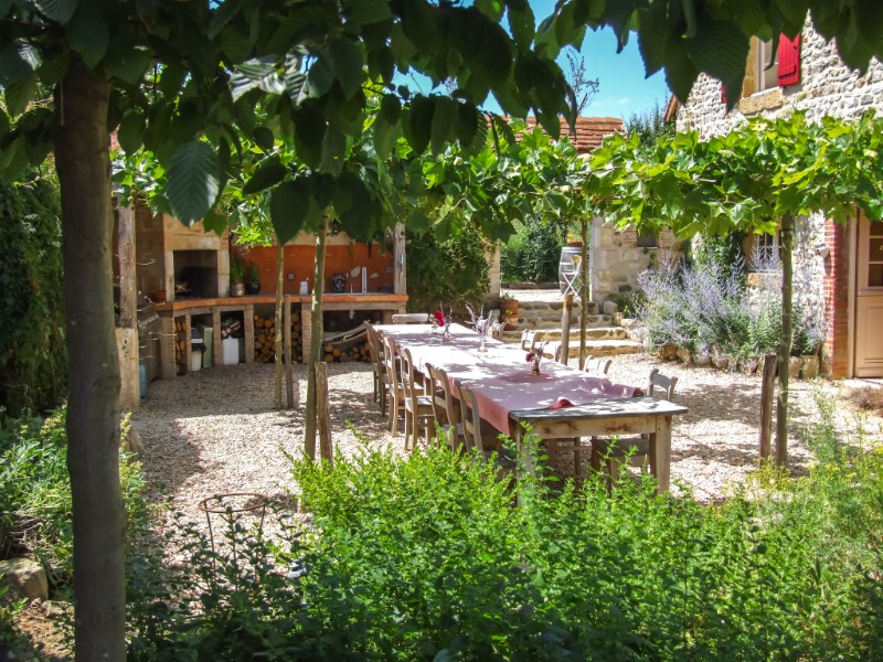 De eettafel van Domaine de la Porte onder de Platanen