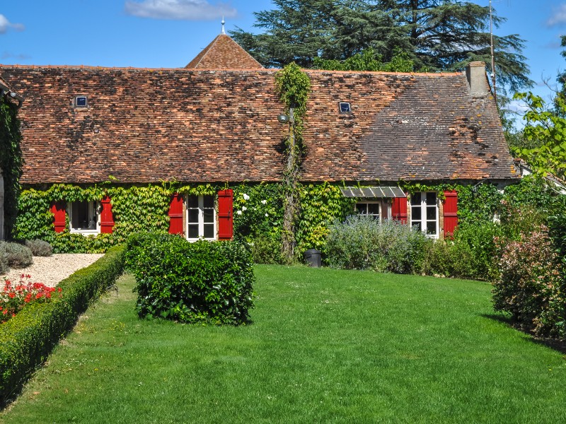 Een van de bijgebouwen van Domaine de la Porte waar zich de Gîtes en gastenkamers bevinden. Een van de bijgebouwen van Domaine de la Porte waar zich de Gîtes en gastenkamers bevinden.