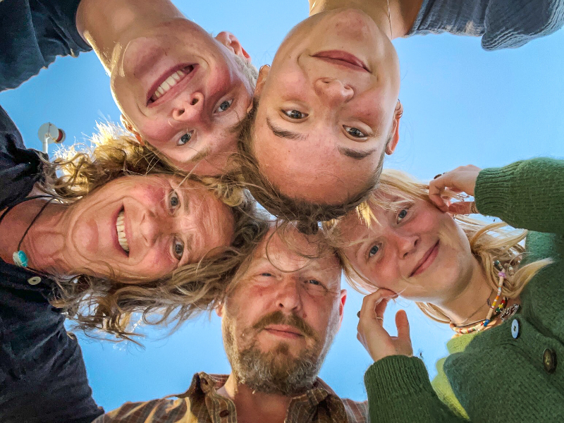 De eigenaren van Domaine le Bost in de Dordogne met hun kinderen