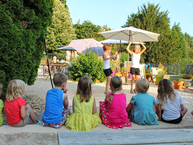 Kinderen spelen samen op het kindvriendelijke vakantiepark Domaine le Bost in de Dordogne, Frankrijk