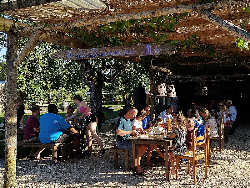 Gezellig samen eten onder de druivenranken bij de Brasserie
